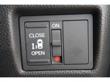 左側の後席ドアは、電動スライドドアになっており便利です♪運転席からでもボタン一つで操作が可能です☆