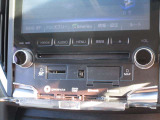 CDやDVDの挿入口はこちらになります。