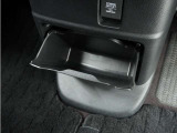 ◆センターロアボックス◆インパネ中央の下部には、ごみ箱としても使用する事ができるセンターロアボックスを装備しております。