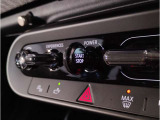 MINIの内装はとにかく『円』に拘ったデザインコンセプトが一目で伝わってきます。これほど円形に拘った車は他に御座いません。伝統のデザイン、トグルスイッチなど遊び心のある内装で御座います。