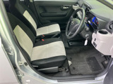 運転席側のドア内張りは、使い込まれも少なく、良好な状態を保っています。シンプルで機能的なデザインが、快適な空間を演出しています。