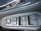 パワーウィンドウのスイッチ。運転席にいながら窓を開け閉めのコントロールできますよ。