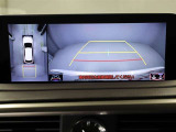 パノラミックビューモニターを装備。駐車場や交差点でクルマを真上から見るように周囲を確認できます。機能の詳細は販売店スタッフまでおたずねください。
