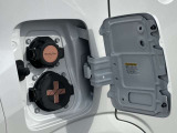 車両の右側に普通充電・急速充電ソケットが付いています。