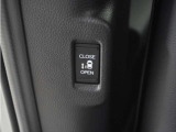◆パワースライドドアスイッチ◆ピラーに設置したスイッチを室内ハンドルと使い分け、スライドドアが開いているときも閉じているときも、2列目シートがどの位置でも無理なく開閉操作ができます。