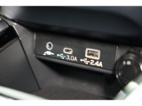 小物の収納に便利なセンタートレイには携帯等のデバイスの充電可能なUSB出力電源付です。