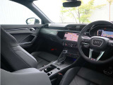 内装はシンプルに使い勝手を考え作られています。お車を運転する感覚をダイレクトに体感して頂けます。室内も広くロングドライブにも快適にお過ごしいただけます。