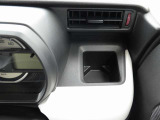 運転席まわりには便利な収納スペースを装備。小物の収納に重宝します。