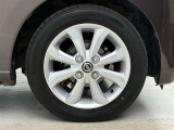 純正14インチアルミを装備して、見た目も良好です。クルマはやっぱり外見も大切にしたいですよね。純正アルミは高い完成度で、クルマにマッチします。