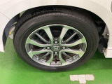 純正アルミホイールです。足元が引き立つので、車全体のイメージがアップしますよ!