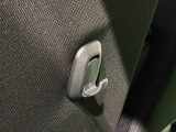 助手席側にショッピングフックが付いてます