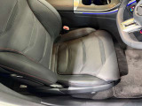 メルセデスのシートは、少し硬めに出来ておりますので、長時間の運転でも疲れにくく、安全にドライビングをお楽しみ頂けます