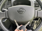 握りやすく操作しやすい、シンプルなステアリング。運転の負担を軽減し、快適なドライブをサポートします。シンプルで機能的なデザインです。