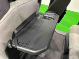 飲み物や食べ物を気軽に置ける格納式シートバックテーブルを、運転席と助手席の背もたれにご用意。車内の休憩も快適です!