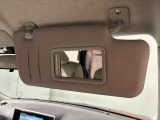 運転席、助手席共にサンバイザー&バニティミラー付いてます☆ 運転席にはチケットフォルダー付き