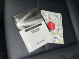 メンテナンスノート、取扱説明書です。 その車の整備記録が事細やかに記録されています。 車が生まれてから今までどのような道を歩んできたのか判るとても重要な物ですよ。