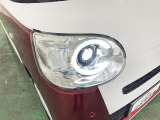 白く明るい光で夜間走行をサポートするLEDヘッドランプを搭載