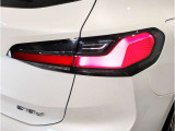 【LEDヘッドライト】先進のLEDテクノロジーを採用。放射される白色光の周波特性は太陽光に近く、バイキセノン・ヘッドライトを上回るコントラストで更に明るく輝きます!