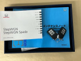 メンテナンスノート【点検整備記録簿・保証書】、取説も揃ってます。スマートキーはバッグなどにしまったままボタン操作でエンジン始動・停止やハイブリッドシステムの起動や停止ができて大変便利です