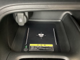 センターコンソールにはワイヤレス充電器を装備してます。Qi(チー)規格対応のスマートフォンなどを置くだけでワイヤレスで充電可能です。またスマートフォンの充電可能なUSB端子なども別途装備しています。
