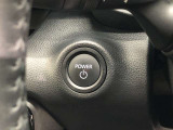 エンジンスタートスイッチです。キーが車内にあれば、エンジンの始動や停止はスイッチを押すだけ!キーを取り出す手間を省き、ワンプッシュで操作できるので簡単でスムーズです。