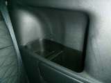 後席シート横にドリンクホルダーがございます。