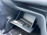 車検証などを収納できるグローブボックス!