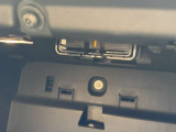 ■ETC2.0対応車載器を標準装備。カードリーダーはグローブボックス内に取り付けられています。高速大容量の双方向通信により、渋滞時の迂回ルート情報や安全運転に資する情報など、多彩なサービスを提供します。