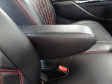 運転席にはアームレストを装備しています。長距離 ドライブも快適です♪
