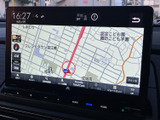 鮮明な地図表示で、スムーズなナビゲーションをサポート。最新の交通情報も確認でき、安全運転を後押ししてくれます。