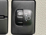 対向車や先行車への配慮が可能。積載物の状況に応じてヘッドライトの照射角度を手動調整できるスイッチ。