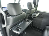 ◆シートバックテーブル◆フロントシートの背面に後席用のテーブルがついています。小物が置けて!カップホルダーもあります、ドライブ中や休憩時にも便利なテーブルです。