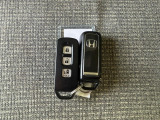 【スマートキーシステム】持っているだけでエンジン始動や、ドアロックの開閉までできる、鍵の抜き差しが不要な、便利なスマートキーを装備!