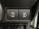 【運転席パワースライドドアスイッチ】運転席から後席のドアの開閉の操作を行うことができます。