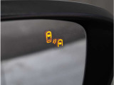 【ブラインドスポットモニタリング】走行中、ドアミラーの死角になりやすい箇所に後続車が接近するとサイドミラーのレンズに警告を表示。ドライバーに注意喚起をしてくれます。