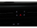 エアコンは、運転席と助手席、そして後部座席でそれぞれお好みの温度に設定できる3ゾーンフルオートエアコンです。これからの季節はあるとうれしい機能ですね。