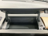 インスト運転席アッパーボックス・散らかりがちな駐車券やガソリンの領収書、小物などをサッと置いて、蓋を閉めてスッキリ収納できます。