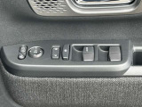 運転席側ドアの、インナードアハンドルとウィンドウなどの操作スイッチ類です。