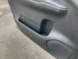 ドアにはペットボトルが入るポケットがあります。