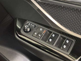 格納式リモコンドアミラーと、パワーウィンドウマスタースイッチです。車内の換気も運転席から簡単に行えます。