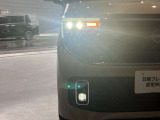 夜間走行の様々な局面に対し、LEDヘッドランプで視認性をしっかり確保。ハロゲンヘッドランプのおおよそ2倍の光量で、広範囲に明るくドライバーをサポートしてくれます。