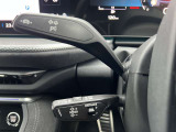 ●アダプティブクルーズコントロール『設定した速度で前方車両に追いつくと、安全な車間距離を自動で調整して前方車両を追従します。長距離ドライブでの疲労を軽減する大変重宝する機能です』