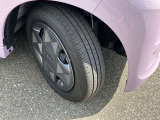タイヤの溝もまだ残っています!!これから乗っていただく際も安心してお乗りいただくことができます。中古車を選ぶ際には重要なポイントですね!