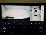 パノラミックビューモニターを装備。駐車場や交差点でクルマを真上から見るように周囲を確認できます。機能の詳細は販売店スタッフまでおたずねください。