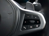 ドライバーが自然に手を伸ばせる位置に配置された各種操作スイッチ。質感の高い素材と精緻なデザインが調和し操作するたびにBMWならではの拘りを感じさせます。走りに集中出来る機能性と上質さをお感じ頂けます。