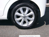 日産純正のアルミホイールです。足元からかっこよく決まってます。