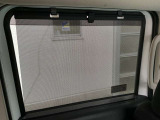リアシートの窓にロールサンシェードが付いています!熱い夏や、日差しが眩しい時にサッと取り出せます。お子様の睡眠を妨げることも防げるので安心ですね!