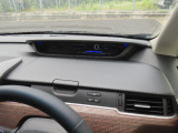 【運転席アッパーボックス】パッと取り出しやすい位置にあるボックスなので、お財布などの小物から本などの小冊子、駐車券など、よく使うものの収納に便利です。