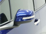 ◆ドアミラーウインカー◆ドアミラーにウインカーを装備しています。対向車に自身の進行方向を合図し安全に運転できます。