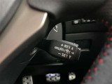クルーズコントロール機能が付いています。 速度を設定するとアクセルを踏まなくても一定の速度で走ることができます。  高速道路ではとても便利な装置なんです。